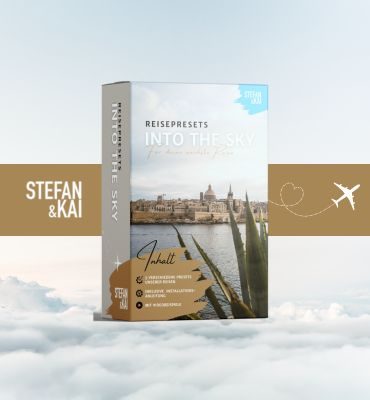 Produktbox Into the Sky Reisepresets mit Stadtfoto und Flugzeug-Grafik, beige und blauer Farbakzent