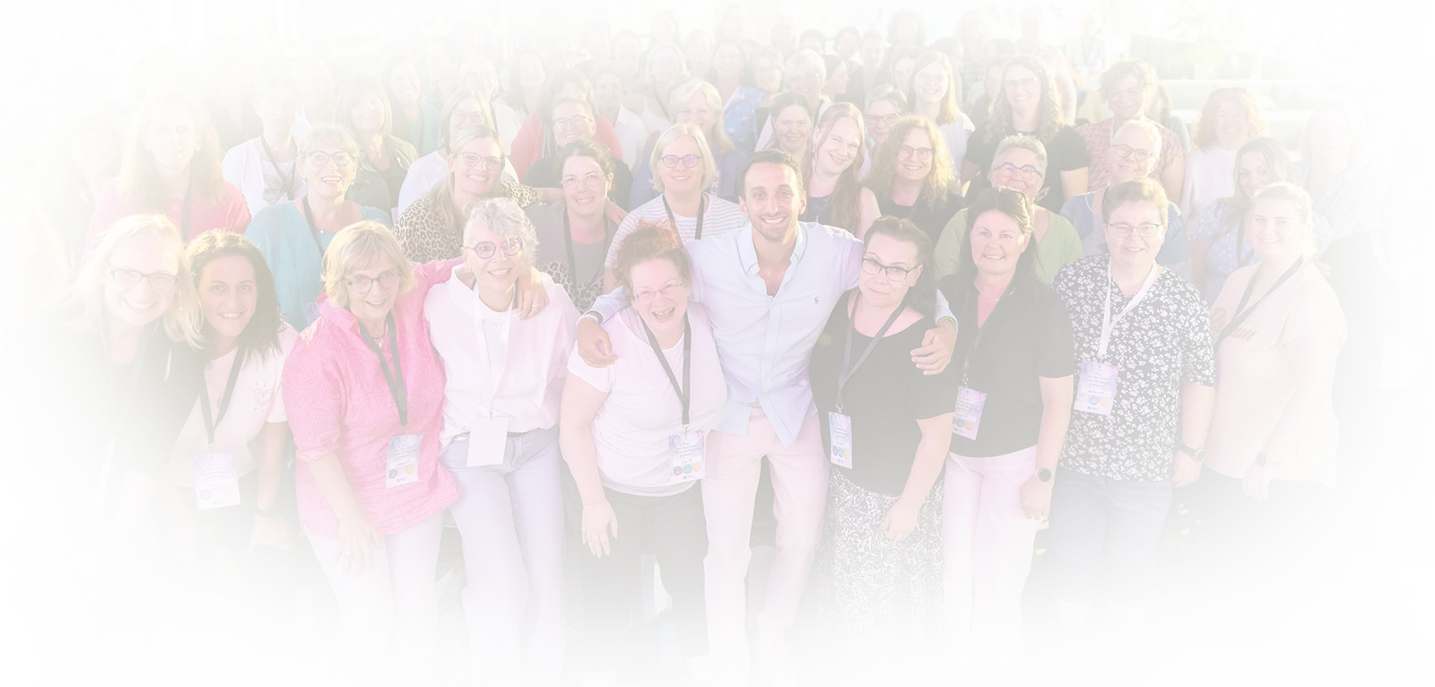 Gruppenfoto mit Dr. med. Marc Reinbach und Team in weißen Kitteln