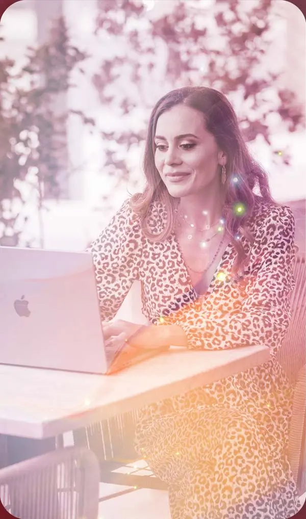 Intuition Community – Coaching für Herzens-Business 7 Blog-Banner zum Thema Vision – Frau mit Laptop in Blütenwald, gold-pink Farbverlauf
