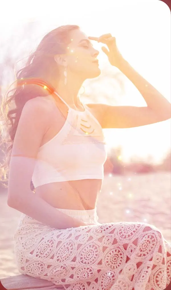 Intuition Community – Coaching für Herzens-Business 6 Blog-Banner zum Thema Intuition – Frau in weißem Top bei Sonnenaufgang, gold-rosa Farbverlauf