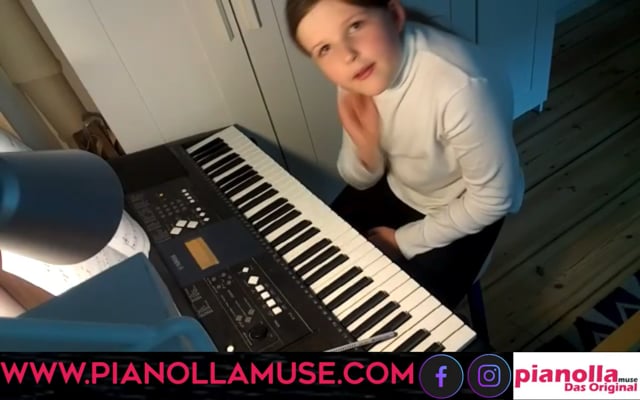 Frau spielt auf E-Piano Keyboard, Website pianollamuse.com im Hintergrund