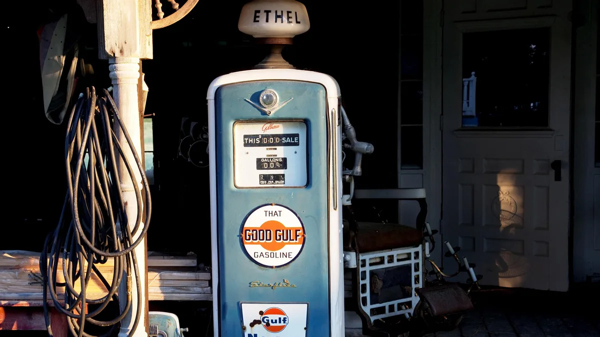 Vintage-Zapfsäule mit Good Gulf Gasoline-Schild und Filmstreifen