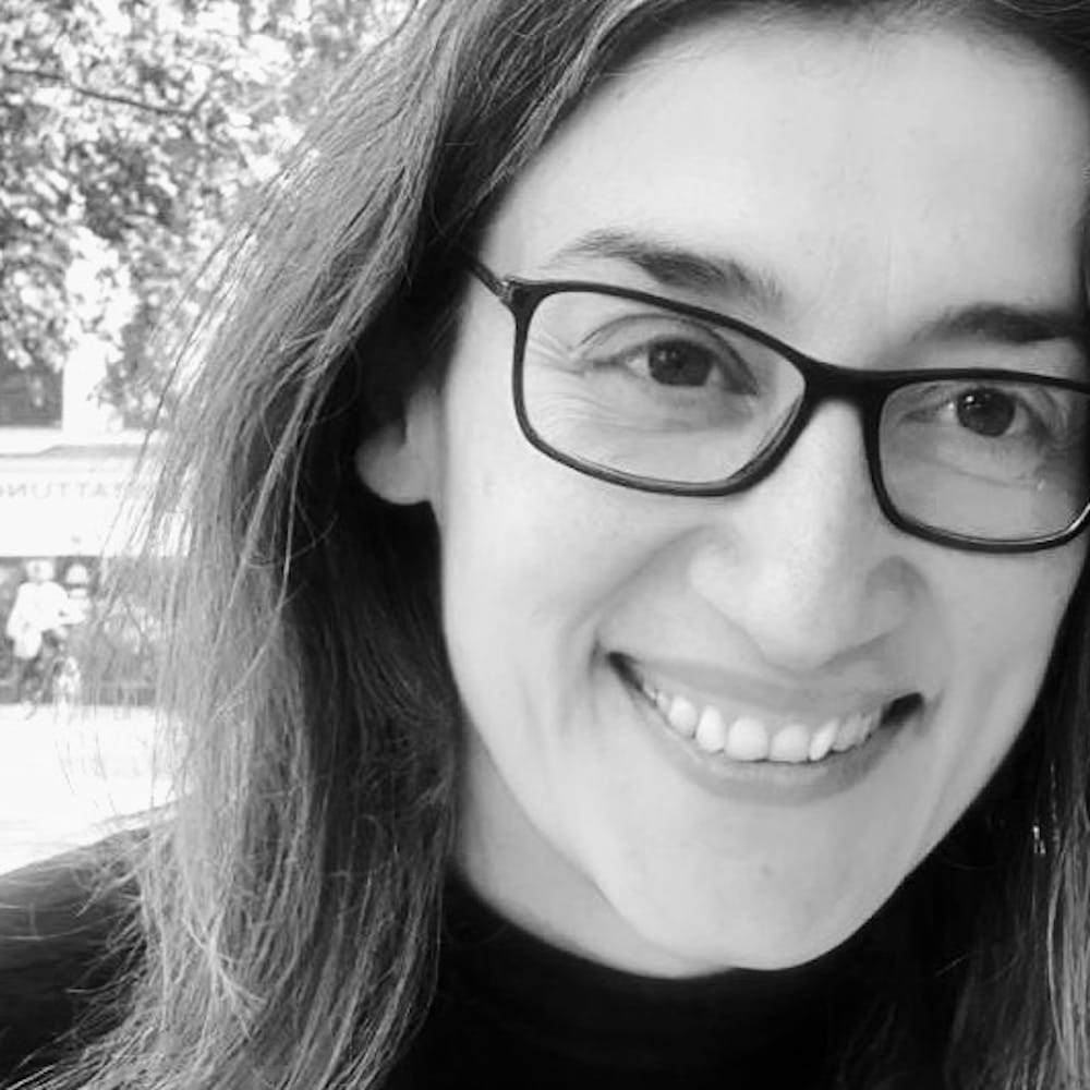 Schwarz-Weiß-Porträt von Dr. Valeria Petkova mit Brille und lächelndem Gesichtsausdruck