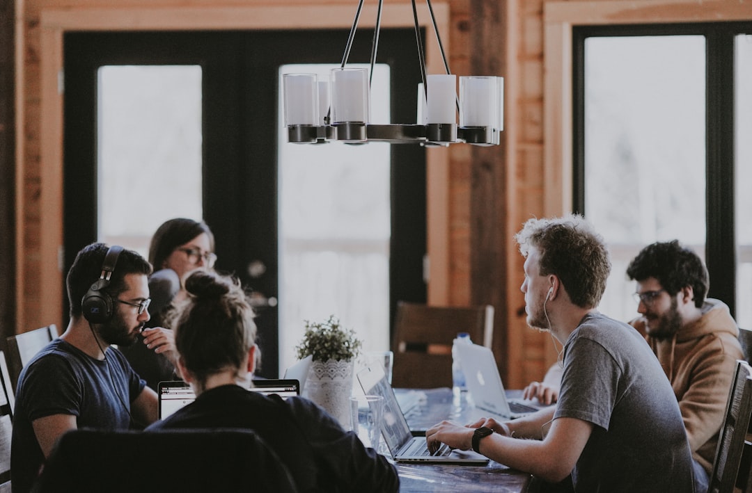 Gruppe von Menschen im modernen Büro beim professionellen Mentoring und Austausch