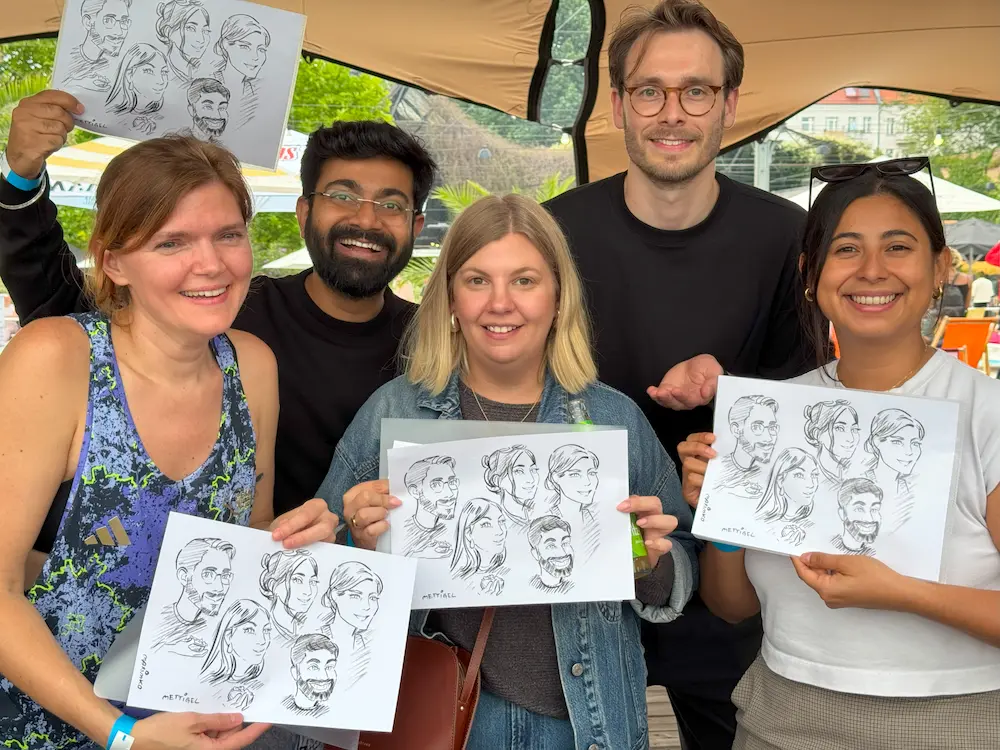 Gruppe von fünf Teilnehmern zeigt ihre Portrait-Zeichnungen beim Kurs