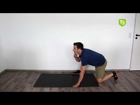 Mann in dunklem Shirt auf Yogamatte in Liegestützposition