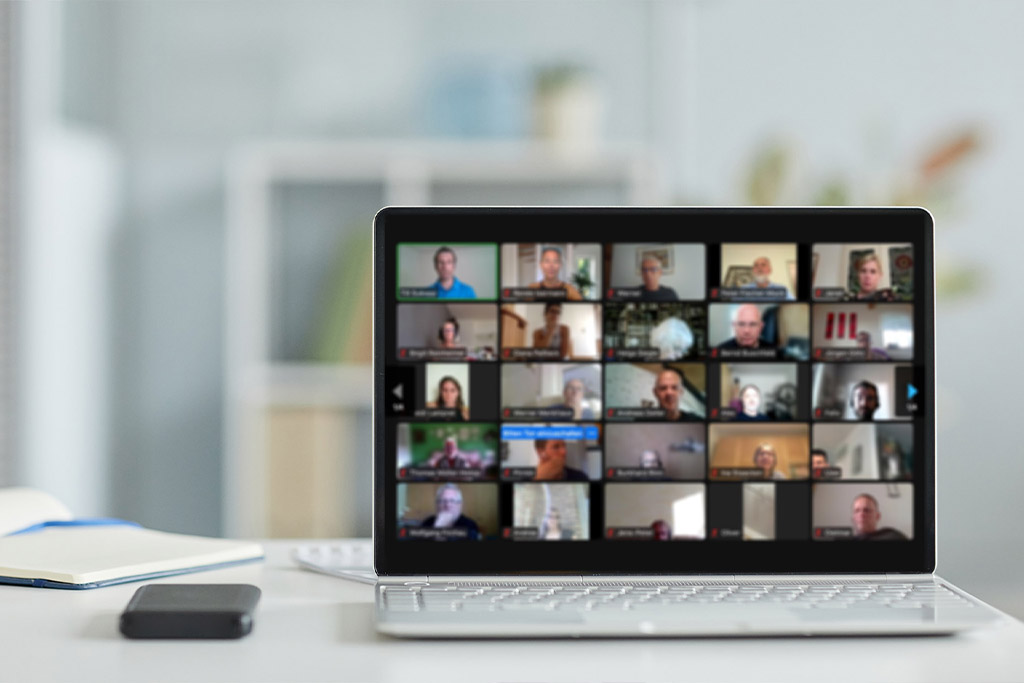 Laptop mit Videokonferenz Grid vieler Teilnehmer