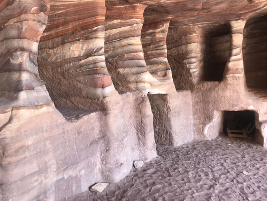 Petra Felsenarchitektur mit geschnitzten Säulen und Kammern
