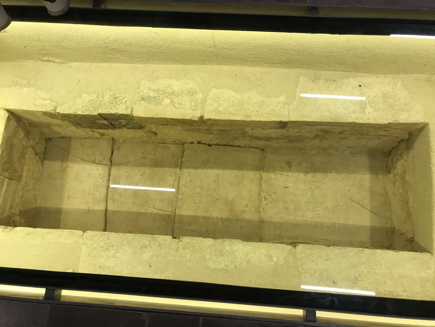 Moses Grab Vitrine Museum Jordanien antike Grabkammer