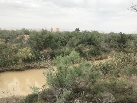 Jordanfluss Landschaft mit Bäumen und Kirchengebäude in Ferne