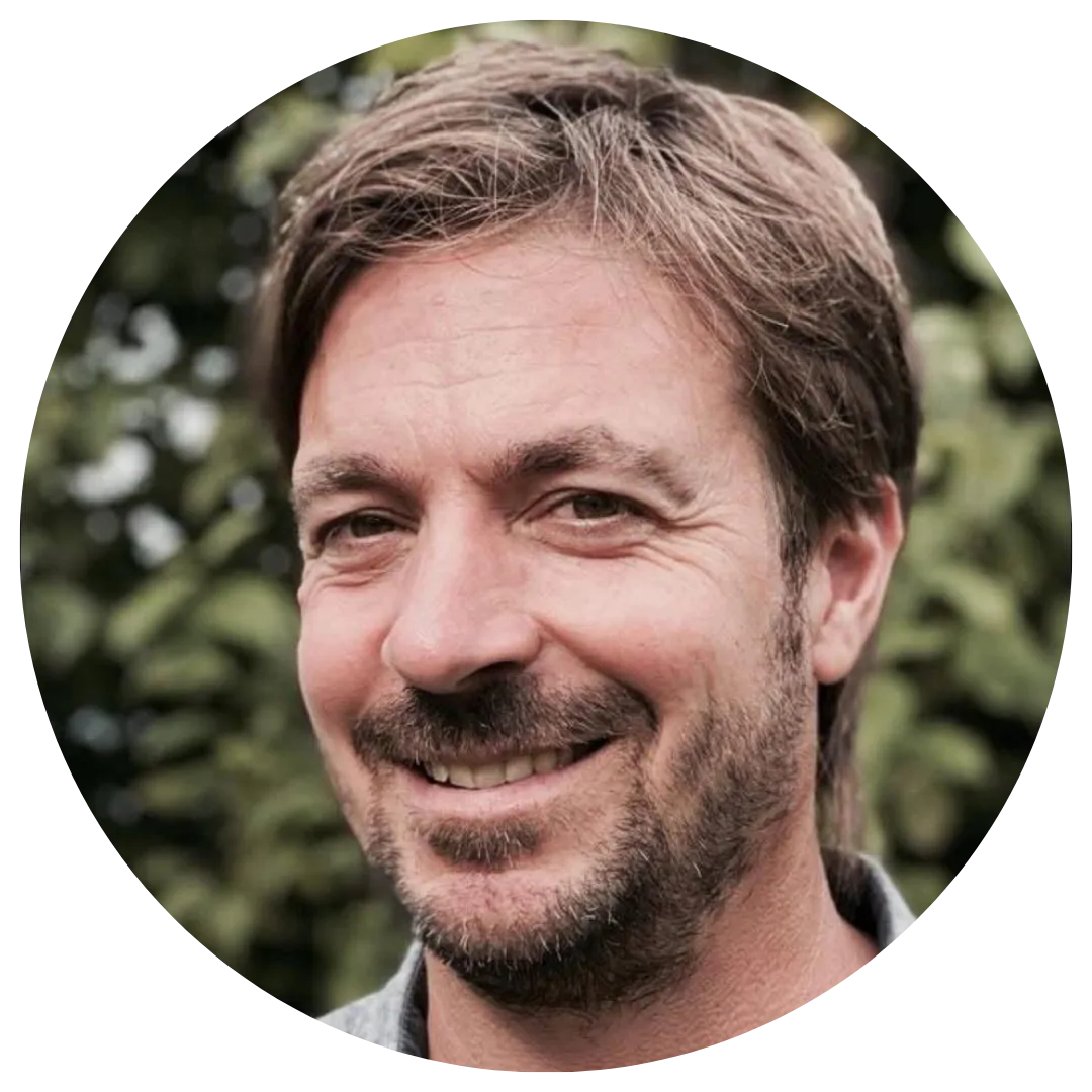 Kaimana und die 12 Schlüssel – Coaching zur Selbsterkenntnis 9 Mann mit Bart und Schnurrbart lächelnd vor unscharfem grünem Hintergrund