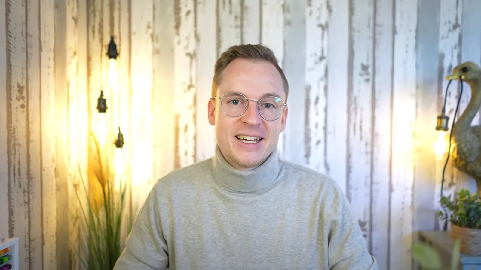 Porträt von Timo Ostrich in warmer Beleuchtung mit weißem Interieur und Pflanzen