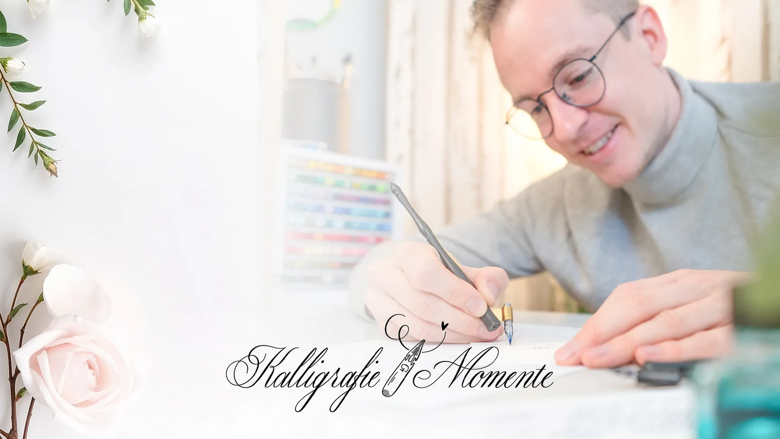 Videostandbild: Mann mit Brille schreibt mit Feder auf Papier mit Kalligrafie
