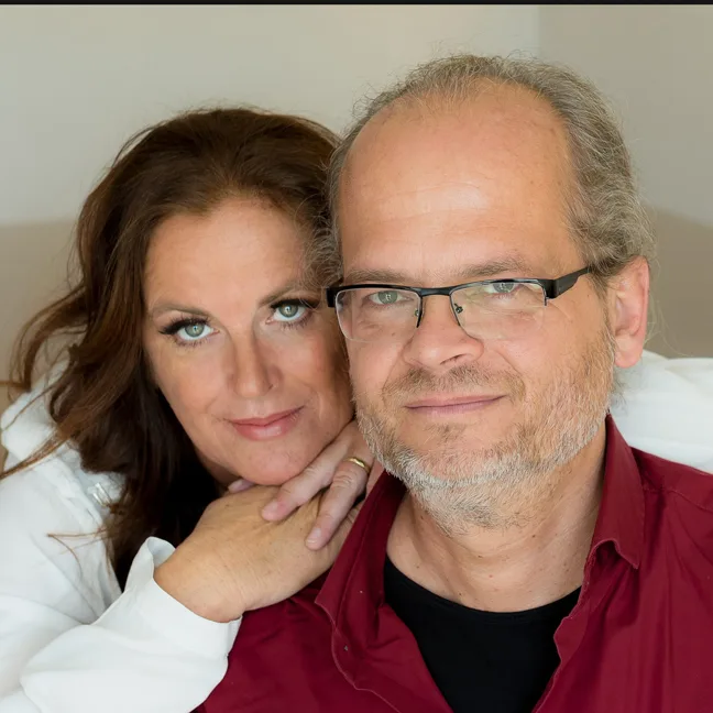 Porträtfoto von Dee Stolla und Matthias Stolla als Kursautoren