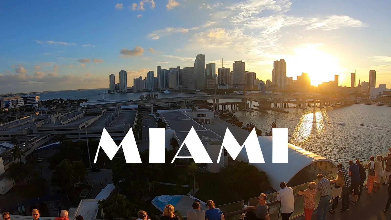 Miami Skyline bei Sonnenuntergang vom Schiff aus mit großem MIAMI-Text