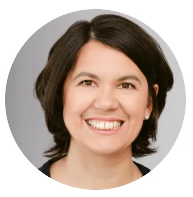 Claudia Rund, Frau mit dunklen Haaren und Lächeln, Porträt