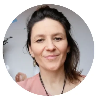 Claudia F. Rund, Frau mit dunklen Haaren und rosafarbenem Top, Porträt