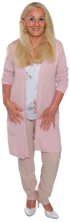 Dragica Schadegg in rosa Cardigan und beigem Outfit, Ganzkörperportrait