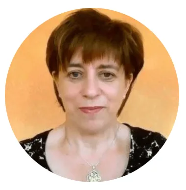 Ines, Frau mit braunen Haaren, rundes Portraitfoto mit gelbem Hintergrund