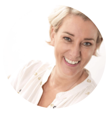 Sandra, lächelnde Frau mit blonden Haaren, rundes Portraitfoto