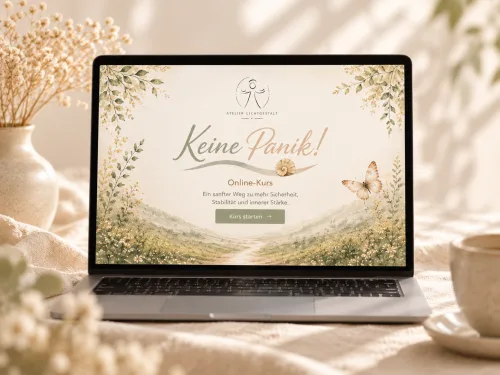 Laptop-Mockup zeigt Kurs-Startseite "Keine Panik!" von Atelier Lichtgestalt mit floralen Elementen