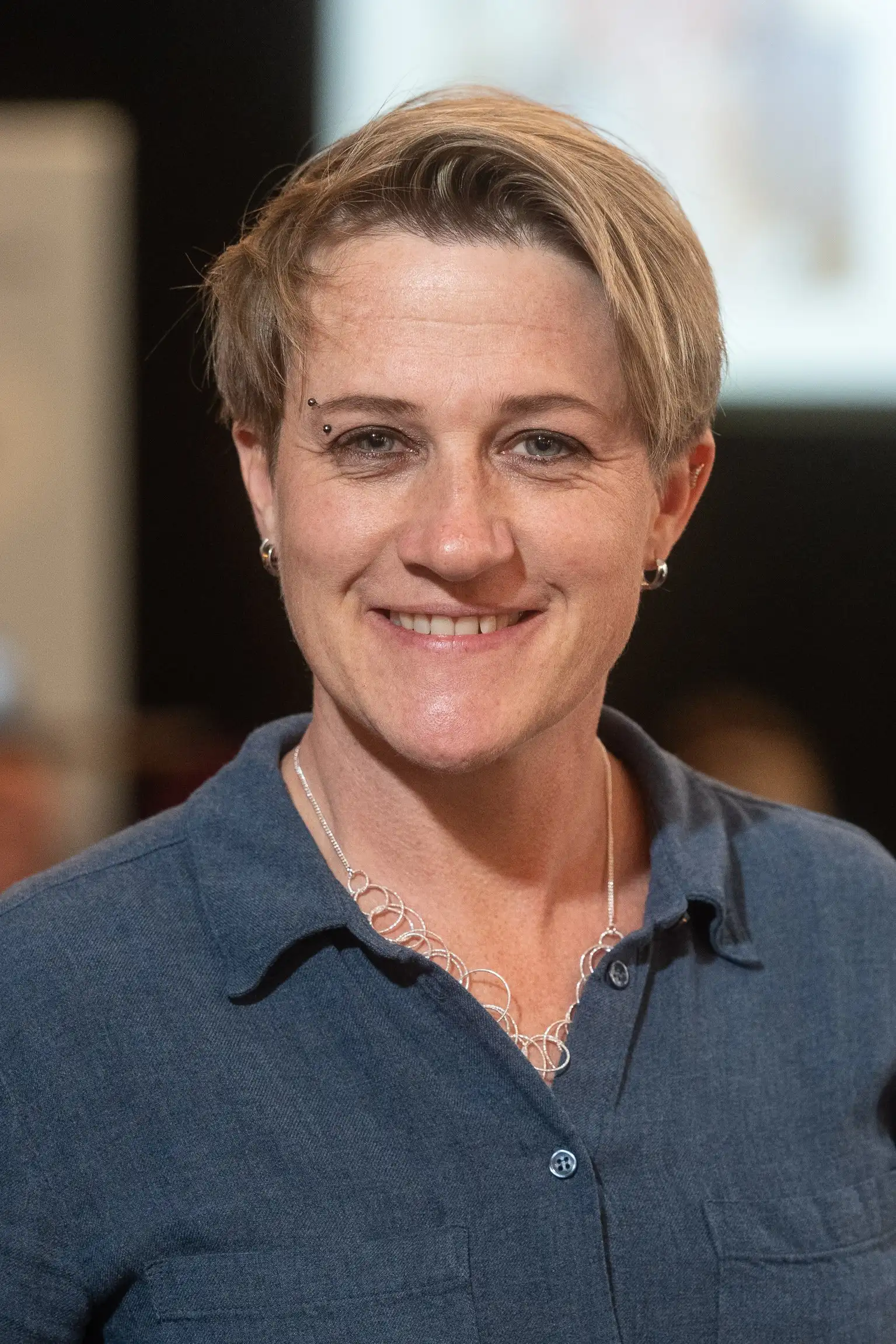 Frau mit kurzen blonden Haaren, porträt close-up, Lächeln