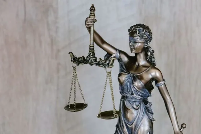 Justitia-Statue mit Waage symbolisiert gesetzliche Vorschriften und Compliance