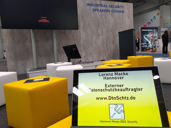 Hannover Messe 2023 Messestand Industrial Security Speakers Corner mit gelbem Mobiliar