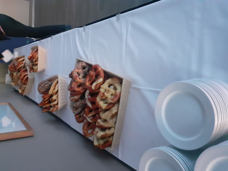 Hamburg Datenschutzgesellschaft Event mit Brezn und Behältern auf weißem Tischtuch