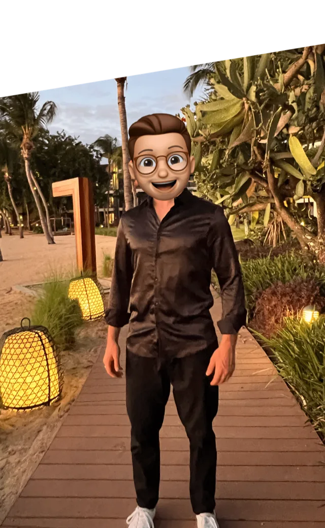 KI Selling – Mit künstlicher Intelligenz Geld verdienen 3 Porträt eines animierten männlichen Charakters mit Brille in schwarzem Hemd vor Strandpromenade