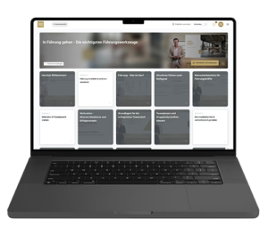 Laptop-Mockup des Videokurses KickStart Führung mit Hero-Bereich und Kursmodulen