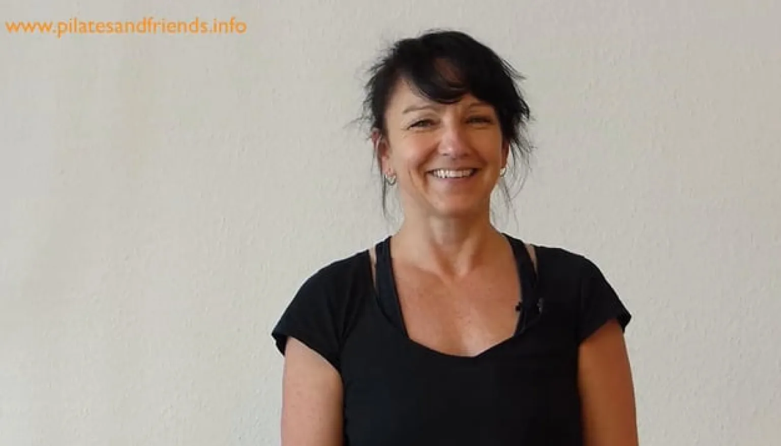 Kiefergelenk und Becken – Pilates-Videoworkshop von Claudia Lau 3 Claudia Lau lächelnd, Trainerin Workshop Kiefergelenk und Becken, mit www.pilatesandfriends.info Wasserzeichen