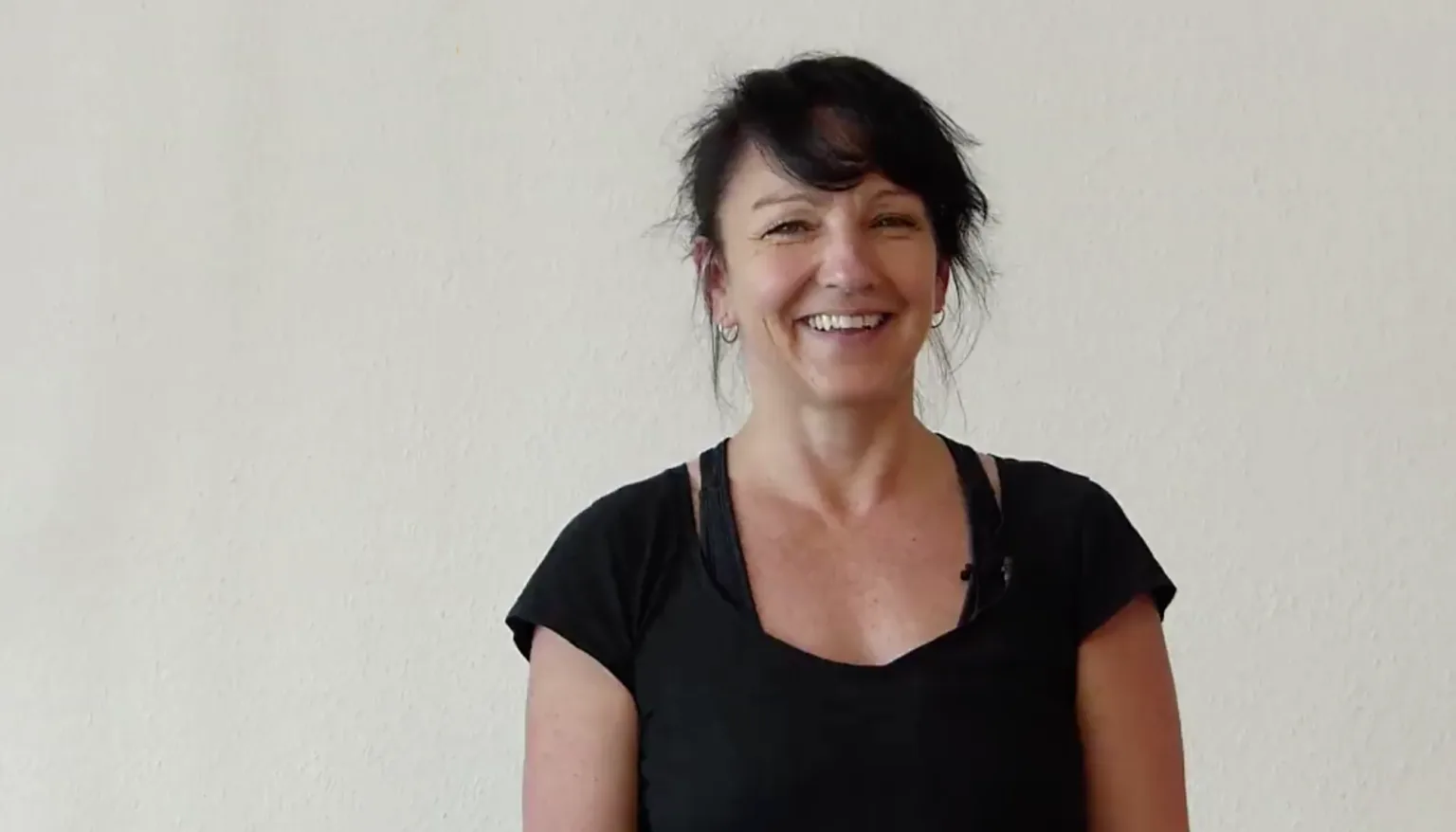 Kiefergelenk und Becken – Pilates-Videoworkshop von Claudia Lau 5 Claudia Lau, Trainerin des Workshops Kiefergelenk und Becken, Portrait in schwarzem Shirt