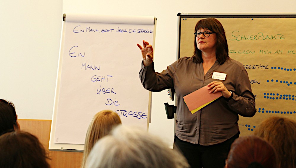 Brima Workshop Hamburg – Frau moderiert vor Flipchart und Publikum
