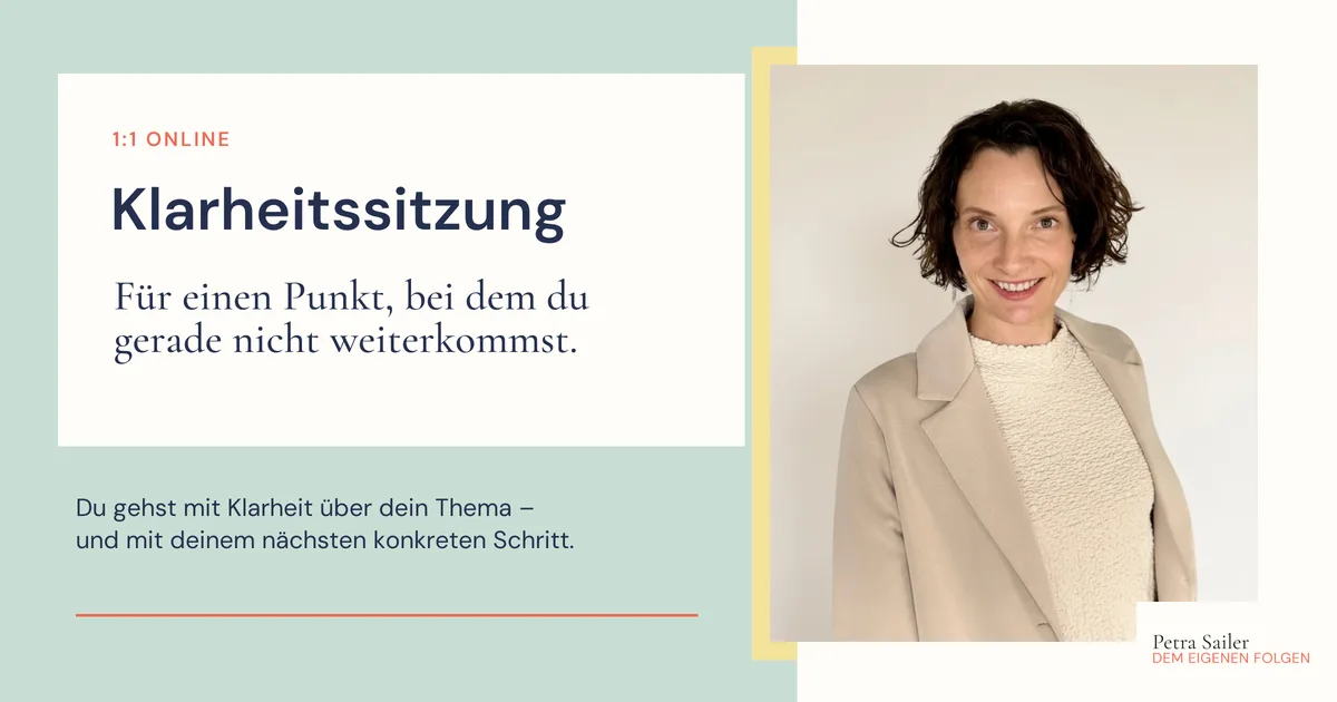 Hero-Bild zur Klarheitssitzung mit Petra Sailer, Text und Portrait auf mintgrünem Hintergrund