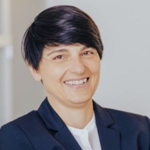 Heidemaria Secco, Frau mit dunklen Haaren im dunkelblauen Blazer