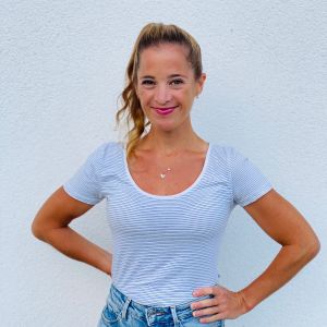 Porträt von Ulla Riemer, Frau mit blondem Haar in hellblauem Streifenshirt