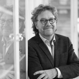 Burkhard Günther, Mann mit Brille in schwarzem Shirt mit Logo