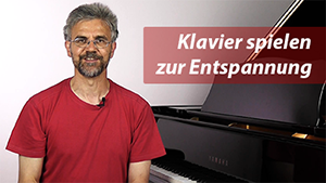Pianist bei Entspannungsübung am Klavier
