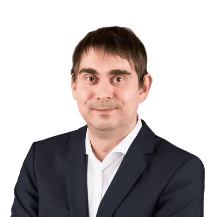 Porträtfoto von Sebastian Blath in dunklem Blazer und weißem Hemd
