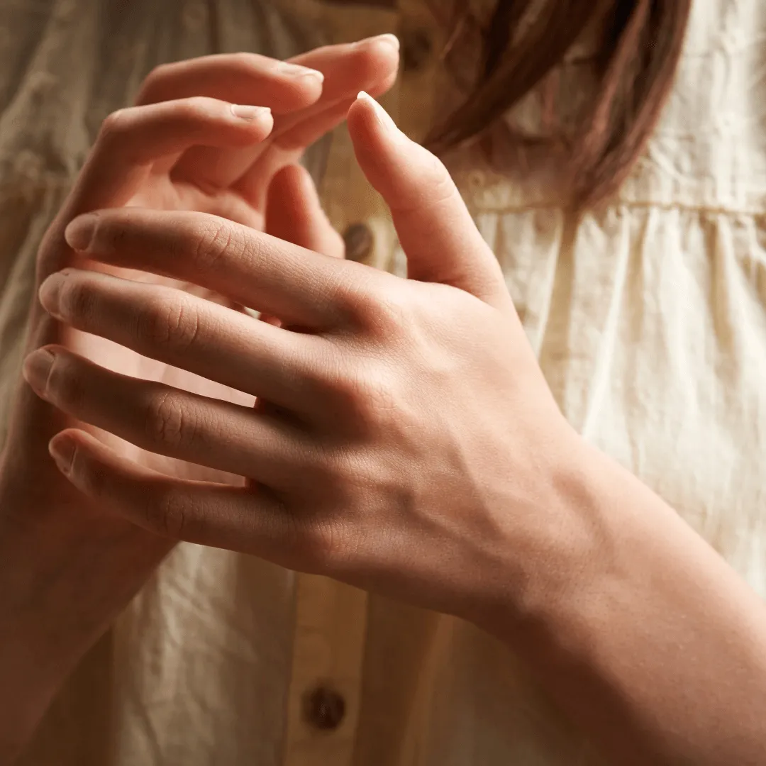 Klopf dich in deine Mitte: EFT – Videokurs zur Stressregulation 5 Nahaufnahme von zwei Händen, die sanft aufeinander klopfen oder tappen zur EFT Klopftechnik