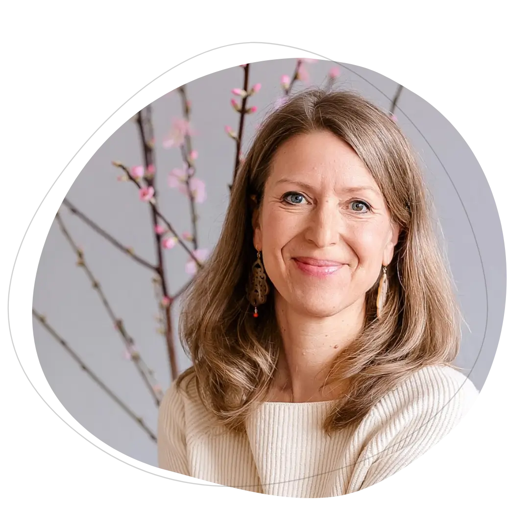Klopf dich in deine Mitte: EFT – Videokurs zur Stressregulation 1 Porträtfoto von Anna Fienbork, Kursleiterin des EFT Einführungskurses, mit braunem Haar und natürlichem Lächeln vor neutralem