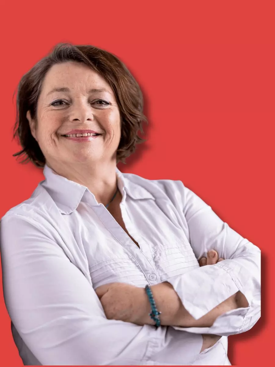 Frau mit braunen Haaren im weißen Hemd, verschränkte Arme, lachend