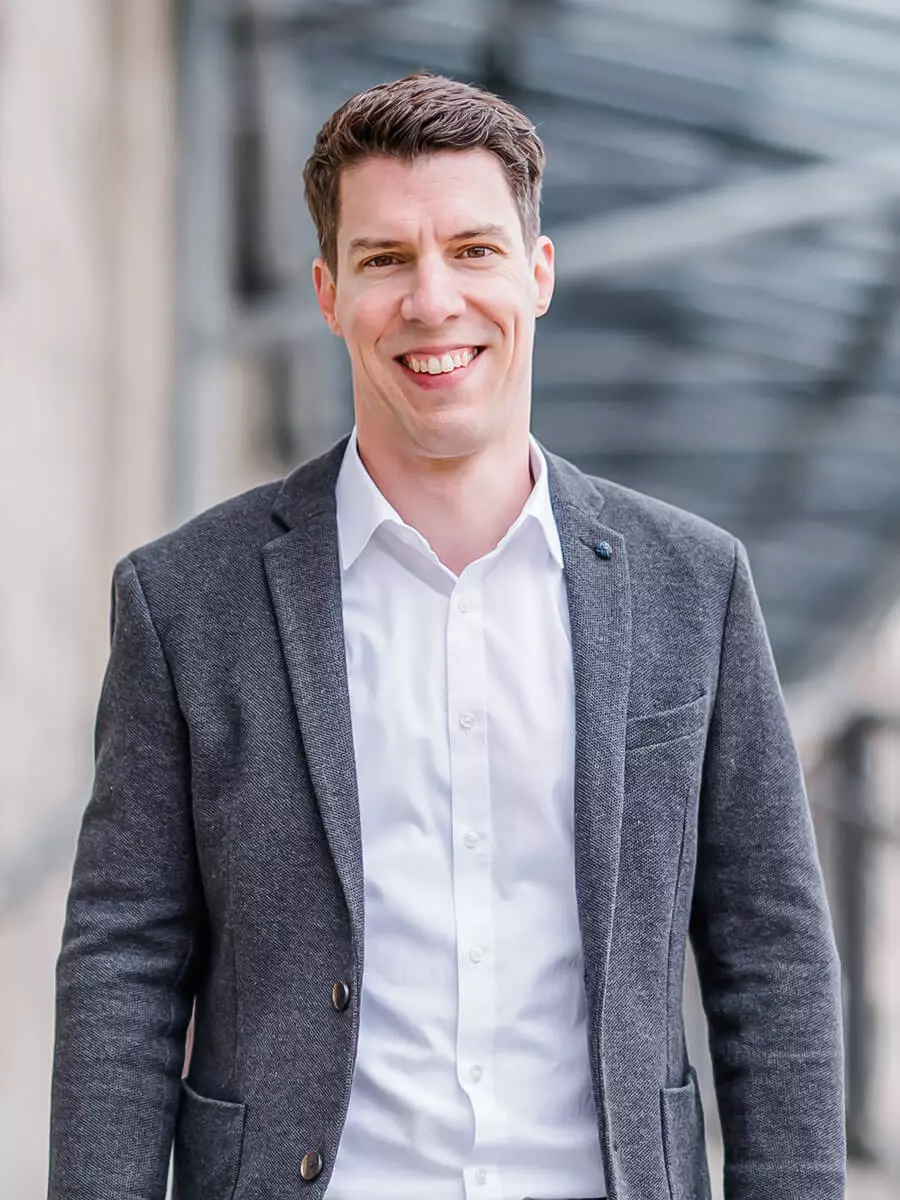 Porträt Marc Schnadinger, Gründer Akademie für Souveränität, grauer Blazer, weißes Hemd