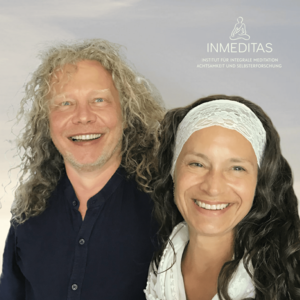 Kongresspaket Entdeckerin: Abzocke – Kurs zu spiritueller Abzocke 9 Padma und Torsten, Mann und Frau lächelnd, Frau mit Stirnband