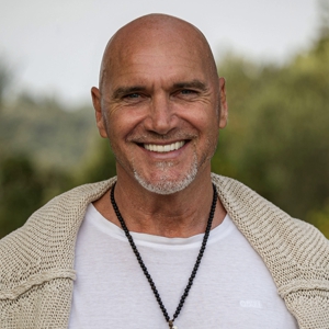 Kongresspaket Entdeckerin: Abzocke – Kurs zu spiritueller Abzocke 27 Porträtfoto von Fred Herbst, Mann mittleren Alters mit Halskette vor Naturhintergrund