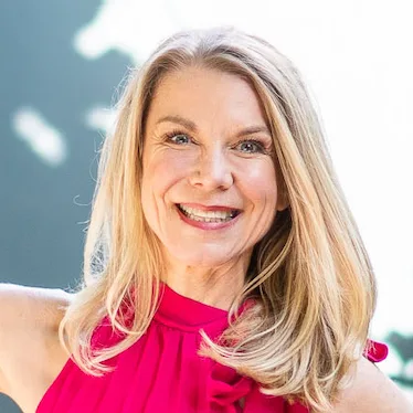 Kongresspaket Entdeckerin: Abzocke – Kurs zu spiritueller Abzocke 25 Porträtfoto von Anja Wagner, Frau mit blonden Haaren in pinkfarbenem Top