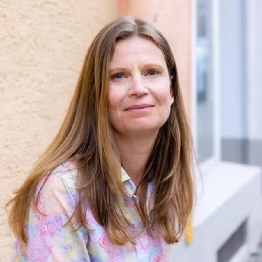 Kongresspaket Entdeckerin: Abzocke – Kurs zu spiritueller Abzocke 33 Portraitfoto Daniela Hartmann, Frau mit braunem Haar und farbiger Bluse