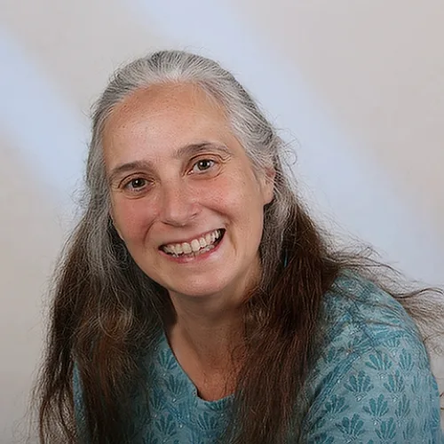 Kongresspaket Entdeckerin: Abzocke – Kurs zu spiritueller Abzocke 35 Portraitfoto Corinna Glanert, Frau mit grauem Haar, fröhlich