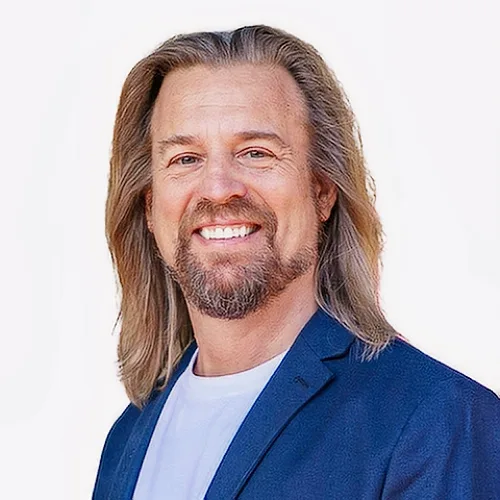 Kongresspaket Entdeckerin: Abzocke – Kurs zu spiritueller Abzocke 41 Portraitfoto Marc Stollreiter, Mann mit langem braunem Haar und Bart